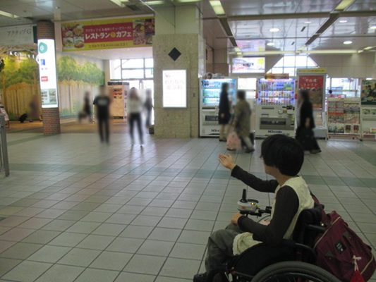 １．JR岐阜駅北口より歩行者用デッキに向かいます。