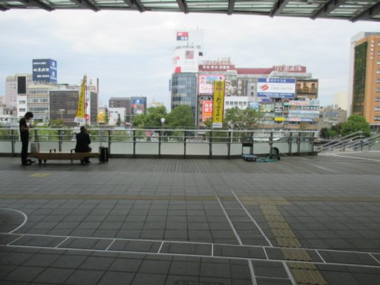 ２．JR岐阜駅北口駅前広場歩行者用デッキへ出ます。