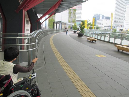 ３．JR岐阜駅北口駅前広場内歩行者用デッキを左側へ。