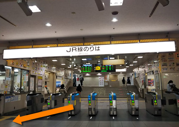 １．JR一宮駅の改札口を出て右に向かいます。