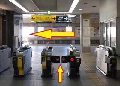 １．名鉄刈谷駅の改札口を出て左に向かいます。